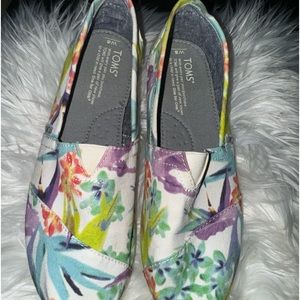 Women’s Tom’s floral shoes
